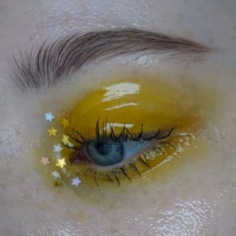 Yellow eyeshadow Yellow Makeup Looks Aesthetic, Sun Inspired Makeup Looks, Yellow Eyeshadow Aesthetic, Yellow Goth Makeup, Yellow Eye Makeup, Yellow Makeup, Yellow Eyeshadow, Glossy Eyes, Glossy Makeup