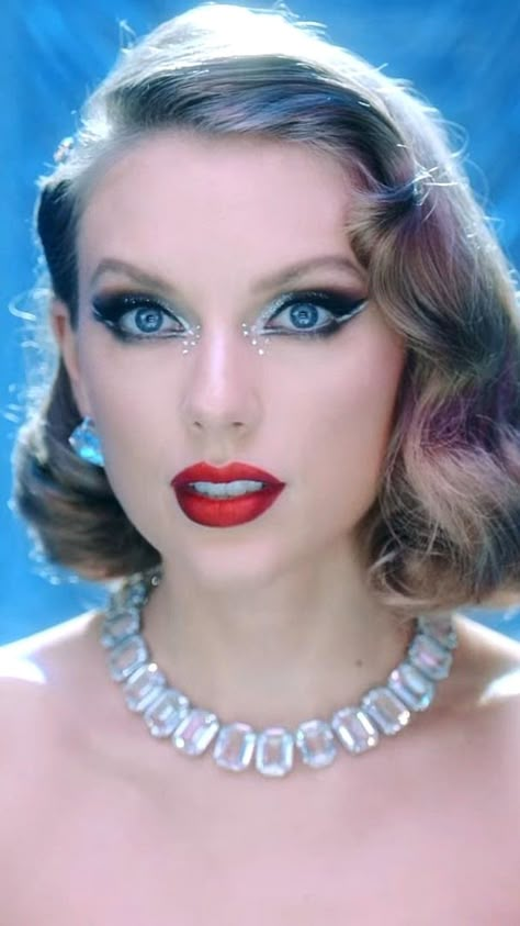 Taylor Swift Bejeweled mv Concert Makeup Looks, Taylor Swift Eyes, Music Video Makeup, Taylor Swift Makeup, Gem Makeup, Taylor Swift Music Videos, Concert Makeup, Taylor Outfits, Taylor Swift Party