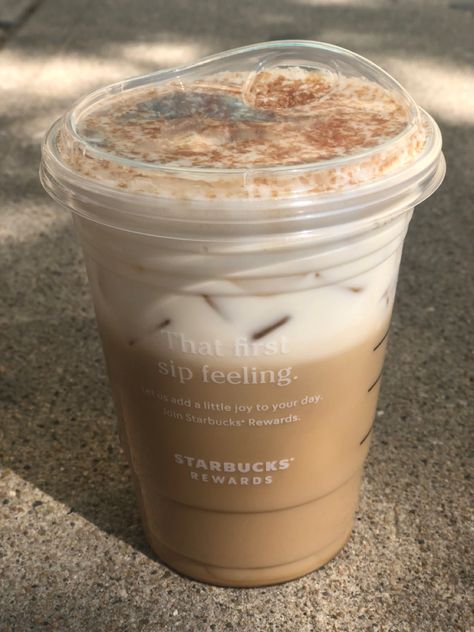 Bebidas Do Starbucks, Iced Chai, Starbucks Drinks Recipes, Coffee Obsession, Vanilla Girl, Ice Coffee, Starbucks Recipes, Pretty Drinks, Think Food