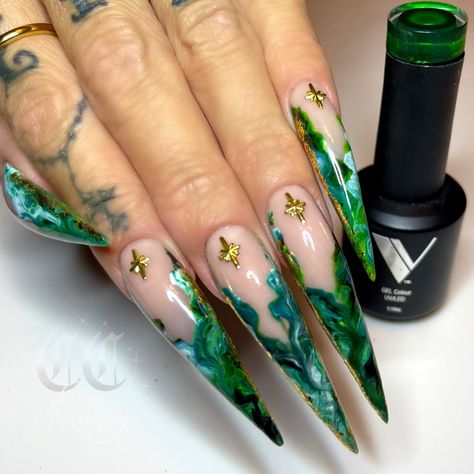 Green Stiletto Acrylic Nails, Marble Stilleto Nails Designs, Poison Ivy Nail Art, Vine Acrylic Nails, Medium Stilleto Nails Design, Gothic Green Nails, Wicked Witch Nails, Green Encapsulated Nails, Fall Nails Stilleto