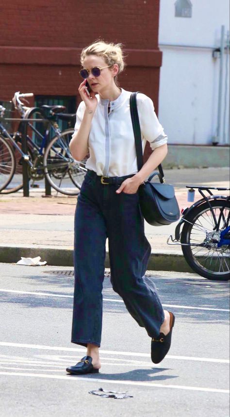 Carey Mulligan She Said, Carrie Mulligan Style, Carey Mulligan Street Style, Carey Mulligan Style, Carrey Mulligan, Sofia Richie Style, Young Women Outfits, People Crowd, Simply Dress