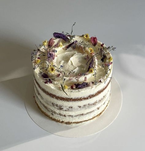 Light Icing Cake, Unconventional Birthday Cakes, Disco Ball Cake Aesthetic, Tiramisu Decoration Ideas, Tiramisu Cake Aesthetic, Herbal Cake, Cake With Flowers Birthday, Cakes With Flowers Birthday, Vintage Birthday Cake Aesthetic