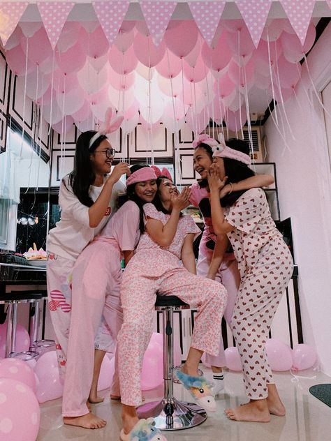 18th Birthday Pajama Party Ideas, Grown Up Slumber Party Ideas, Pajama Party Outfit Aesthetic, Hotel Pajama Party, All Pink Slumber Party, Pink Pajama Birthday Party, Pjamamas Party Outfit, Matching Pajamas Friends Sleepover Pink, Pyjama Party Ideas Adults Outfit