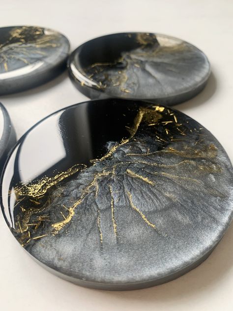 ITEM OVERVIEW: Price for 1 coaster. Dimensions ; 10 cm Handmade Materials: resin , black  paste and grey pearl mica  pigments , gold flakes  Made to order.   These coasters are made to order to please allow 1-2 weeks time . No resin are the exact same and so they cannot be made identical ,only similar.   All resin are heat resistant up to 60'C. Above 60'C may leave imprints or cause the resin to melt.   All items are non-refundable and non-returnable. You will receive an image of your finished r Black Resin Coasters, Coffee Cups Unique, Black And Gold Marble, Gold Flake, Resin Coasters, Diy Resin Art, Diy Resin Crafts, Gold Flakes, Gold Marble