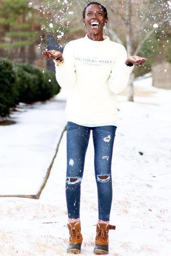 Fashion Inspiration: 27 OUTFITS WITH SNOW BOOTS: THE KEY STYLES TO INVEST IN THIS WINTER.  #fashionista #fashion #fashiontrends #fashionoutfits #fashionillustration #trending #trendingfashionforwomen #trendingfashion Outfits With Snow Boots, Sneakers Outfit Women, Snow Boots Outfit, Women Snow Boots, Winter Boots Outfits, Boot Outfits, Sneaker Outfits Women, Stylish Footwear, Winter Inspo