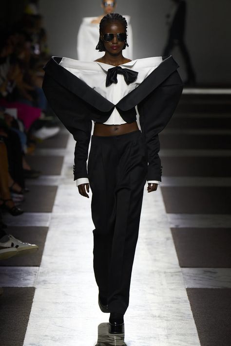 Surrealism Fashion, Fall 2022 Couture, Victor And Rolf, 2022 Couture, Androgynous Models, Bad Fashion, Collection Couture, Runway Outfits, Viktor Rolf