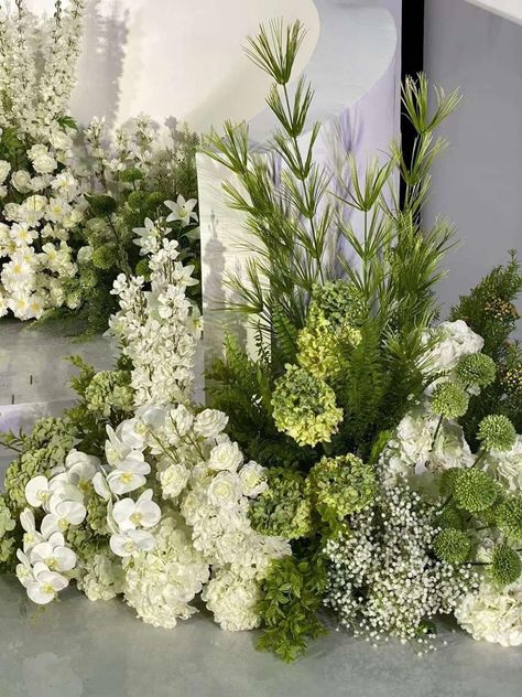 White And Sage Flower Arrangements, White And Green Wedding Backdrop, Green Hydrangeas Wedding, Fern Floral Arrangements, Black And White Green Wedding, Green Backdrop With Flowers, Green Earthy Wedding, Vintage Green Wedding, Modern Green Wedding