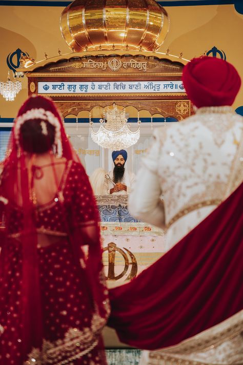 Punjabi Wedding Suit Bridal Sikh Bride, Brown Couples, Gurdwara Wedding, Gurudwara Wedding, Sikh Wedding Decor, Punjabi Wedding Suit, Sikh Wedding Photography, Marriage Pictures, Punjabi Wedding Couple