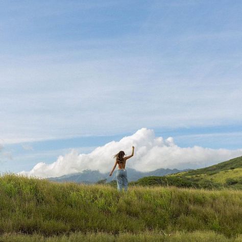 Running In A Field Aesthetic, Running Through Field Aesthetic, Grassy Field Photoshoot, In A Field Aesthetic, Summer Polaroids, Earthy Baddie, Running In A Field, Mission Pictures, Dreamy Photoshoot