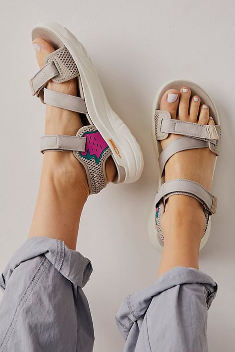 Teva Zymic, Teva Sandals Outfit, Best Travel Sandals, Sandals Outfit Summer, Travel Sandals, Sporty Sandal, Teva Sandals, White Leather Sandals, Athletic Sandals