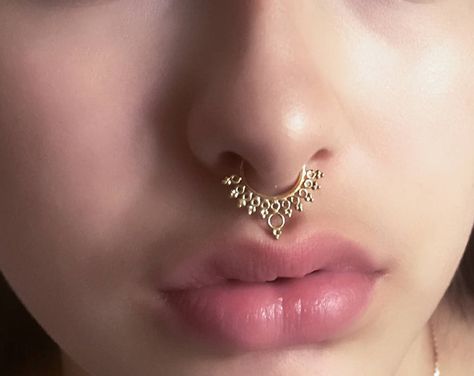 Septum Piercing Design, Indian Septum Piercing, Indian Septum Ring, Orr Piercing, Nose Ring Designs, Ring Indian, Septum Rings, Septum Nose Rings, Septum Piercings