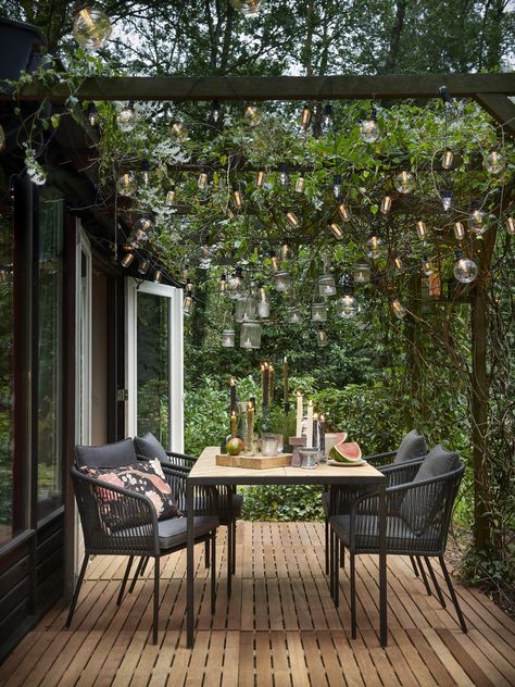 Je balkon of dakterras gezellig inrichten: tips & ideeën - So Celebrate! Small Terrace, Farmhouse Ideas, Modern Backyard, Terrace Design, Patio Decorating Ideas, Patio Decorating, Outdoor Dining Area, Back Garden, Outdoor Dining Table