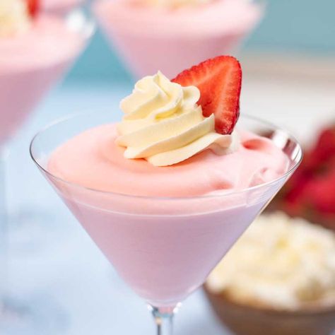 This Keto strawberry mousse recipe is a super easy sugar-free dessert. This delicious dessert is gluten free, grain free and there's no cooking or baking required, just whip and chill! Make a batch for dessert tonight! Cream Jello, Strawberry Mousse Recipe, Dolce Poche Calorie, Sugar Free Desserts Easy, Keto Whipped Cream, Whipped Cream Desserts, Mousse Dolce, Jello Dessert Recipes, Sugar Free Jello