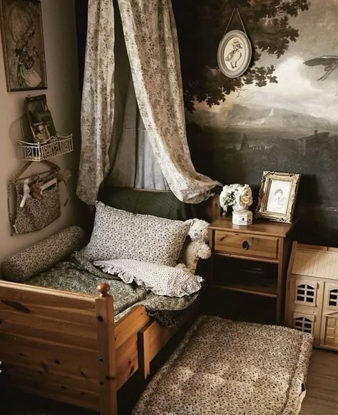 Vintage Cottagecore Bedroom Forest, Vintage Childs Room, English Cottage Living Rooms Cozy, Narnia Themed Bedroom, French Retro Bedroom, Vintage Country Aesthetic Home, French Kids Room, English Country Nursery, Hobbit Nursery Theme