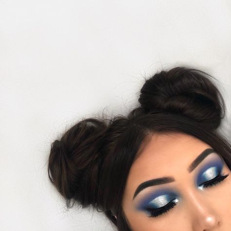 Blue Eyeshadow Looks, Gold Eyeliner, Drag Make-up, Smink Inspiration, Beauty Make-up, Pinterest Makeup, Makeup Eye Looks, Blue Eyeshadow, Luxury Makeup