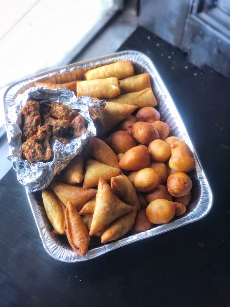 Yummy, tasty and crunchy chops made with love😃 Small Chops Package In Nigeria, Food Tray Ideas, Peppered Chicken, Small Chops, African Recipes Nigerian Food, Pastry Board, 21st Birthday Cakes, African Recipes, Nigerian Food