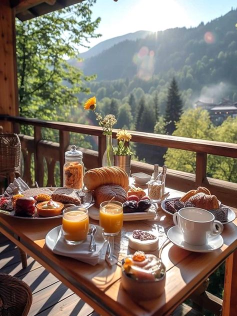 Breakfast On The Balcony, Breakfast Outside Aesthetic, Fancy Breakfast Aesthetic, Outdoor Breakfast, Vacation Breakfast, Breakfast Outside, Breakfast Date, Fancy Breakfast, Ideal Lifestyle