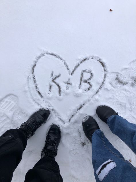 Cute Snow Couple Pictures, Couple Poses Snow, Couple Snow Pictures Aesthetic, Couple Pose In Snow, Snow Couple Pics, Cute Couple Pics Winter, Snow Couple Photos, Winter Couple Pictures Aesthetic, Winter Aesthetic Couple