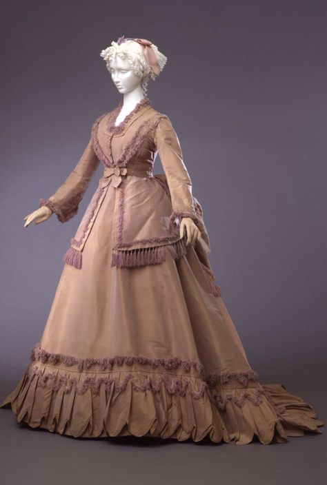 Day dress, 1868-70From the Galleria del Costume di Palazzo Pitti... Historic Patterns, Reconstruction Era, 1860s Fashion, 1860 Fashion, 1800s Fashion, Bustle Dress, Dress History, Victorian Costume, 20th Century Fashion