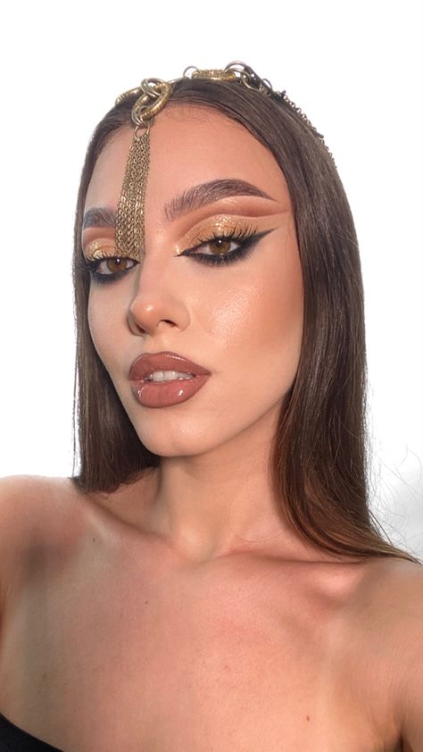 arabic makeup style cut crease Arabian Princess Makeup, Arabian Style Makeup, Arabic Make Up Eyes, Arabian Night Makeup, Arabic Eyes Makeup, Desert Makeup Looks, Arabic Makeup Looks Arabian Eyes, Arabic Photoshoot, Arab Eye Makeup