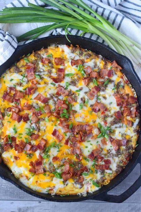 Breakfast casserole in a cast iron skillet with green onions on the side. Iron Skillet Breakfast Recipes, Iron Skillet Breakfast, Dutch Oven Breakfast, Cast Iron Recipes Dinner, Cast Iron Skillet Recipes Dinner, Breakfast Skillet Recipes, Easy Breakfast Casserole, Easy Breakfast Casserole Recipes, Eggs And Cheese