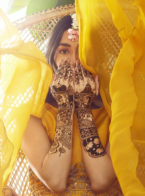 Mehendi Photography Bridal, Mehendi Photography, Haldi Ceremony Outfit, Bridesmaid Photoshoot, Bride Photos Poses, Indian Wedding Photography Couples, Groom Photography, Bridal Photography Poses, Indian Bridal Photos