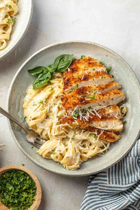 Parmesan Crusted Chicken Pasta, Garlic Chicken Parmesan Pasta, Chicken Garlic Parmesan Pasta, Chicken Garlic Parmesan, Parmesan Noodles, Creamy Garlic Parmesan Sauce, Panko Crusted Chicken, Creamy Garlic Pasta, Garlic Parmesan Pasta