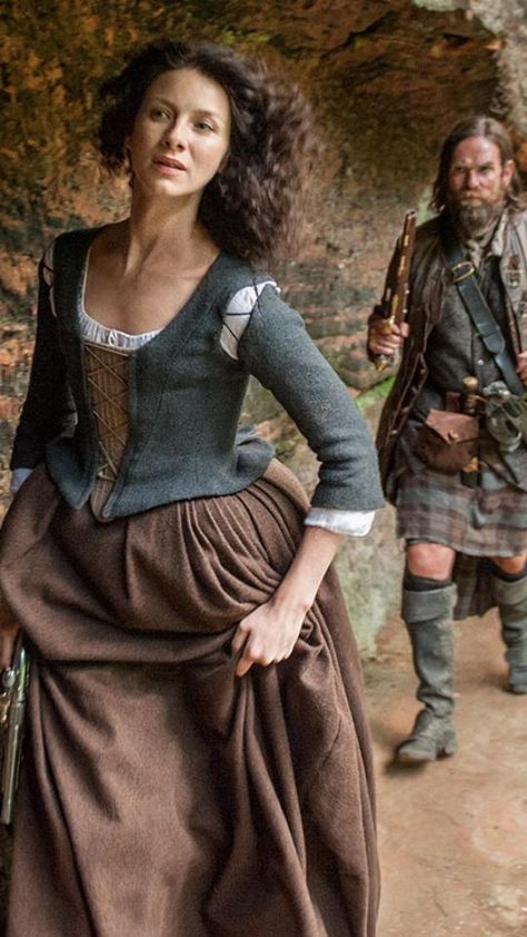 To the rescue! Claire & Murtagh | Outlander S1bE14 'The Search' on Starz | Costume Designer TERRY DRESBACH Outlander Style, Outlander Art, Terry Dresbach, Gabaldon Outlander, Outlander Costumes, Outlander Claire, Outlander Book Series, Diana Gabaldon Outlander, 18th Century Costume