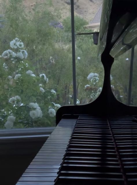 Piano With Flowers, Pianist Aesthetic, Piano Aesthetics, Downtown Boy, Piano Photography, Happy Birthday Hd, Piano Aesthetic, Piano Video, Music Piano