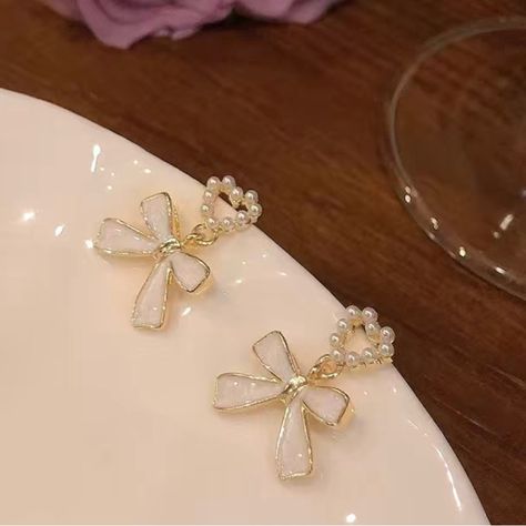 The Most Elegant & Classy Ribbon Bow Stud Earrings With Pearls And A Gold Plated Border Color: White Tags: Ribbon Bow Earrings, Bow Earrings, Cute White Earrings, White Bow Earrings, Pearls, Pearl Earrings, Pearl Bow Earrings, Gold White Earrings, Golden Earrings, Gold Earrings, Gold Jeweley, Stud Earrings #Bowearrings #Elegantearrings #Goldearrings #Goldjewelry #Goldenearrings #Studearrings White Bow Earrings, Elegant Earrings Classy, Micro Pig, Senior Hoco, Girly Christmas, Xmas Wishlist, Earrings With Pearls, Silver Turquoise Earrings, Large Stud Earrings