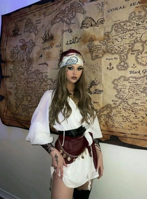 Pirate Theme Costume Ideas, Bartender Halloween Costumes, Mafia Theme Party Outfit, Pirate Costume Hair, Pirate Inspired Outfits, Air Costume, Pirate Vibes, Costumes Faciles, Pirate Girl Costume