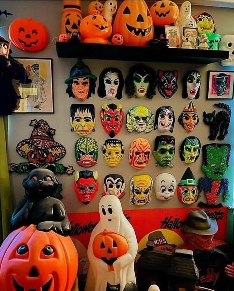 Vintage Decor Pieces, Vintage Halloween Party Ideas, Vintage Halloween Room, 90s Halloween Decor, Halloween Decorations 2023, Vintage Halloween Decorations Indoor, Vintage Halloween Aesthetic Decor, 90s Halloween Decorations, 90’s Halloween