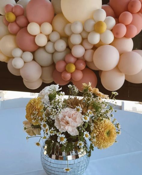 Two Groovy Birthday Table Decor, Two Groovy Table Centerpieces, Daisy Themed Centerpieces, Groovy Floral Centerpiece, Daisy Groovy Birthday Party Ideas, Arch For Birthday Party, Groovy One Table Set Up, Two Groovy Table Set Up, Groovy One Table Decor