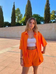 Short Naranja Outfit, Outfits Playa, Date Night Outfit Ideas, Trendy Date Night Outfit, Night Outfit Ideas, Bussines Women Lifestyle, Orange Fits, Summer Trends Outfits, Orange Outfit