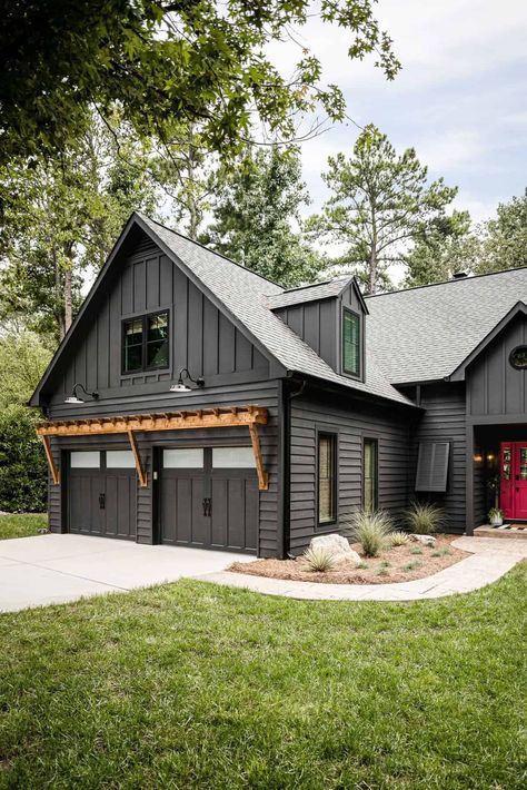 A blissful lakefront home in North Carolina with organic elements Black Houses Modern, Board And Batten Exterior, Black Houses, Gray House, Interior Colors, Cabin Exterior, Lakefront Homes, Black House Exterior, Farmhouse Exterior