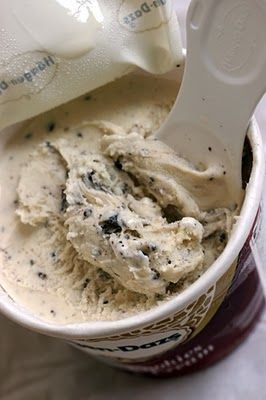 Cookies & cream Haagen Dazs - open Häagen Dazs Ice Cream, Haagen Dazs Ice Cream, Creamy Vanilla Ice Cream, Gelato Bar, Christmas Pudding Recipes, Haagen Dazs, Ice Lollies, Cookies Cream, Frozen Yoghurt