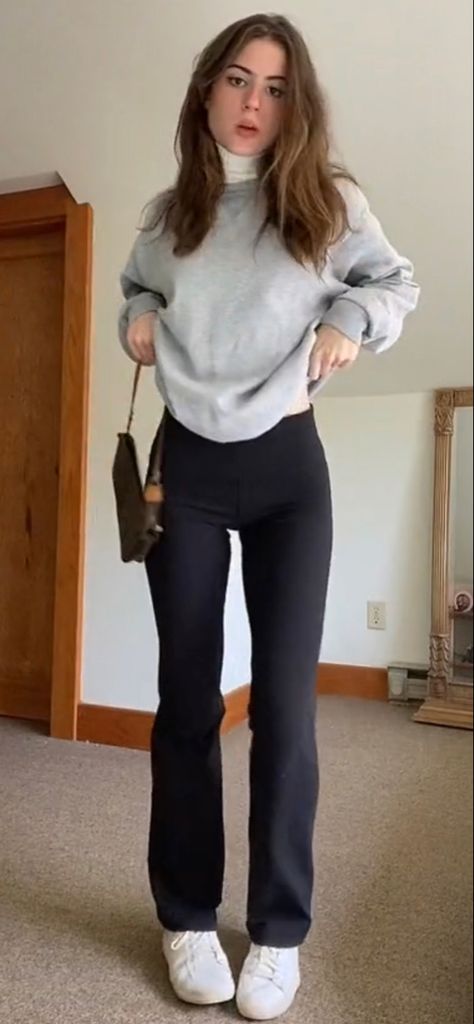 Yoga Outfit Cold Weather, Yoga Pants And Crew Neck Outfit, Turtle Neck And Sweatpants, Grey Turtle Neck Outfit, Long Sleeve Turtle Neck Outfits, Tight Turtleneck Outfit, Fleece Pants Outfit, Turtleneck And Sweatpants, Grey Turtleneck Outfit