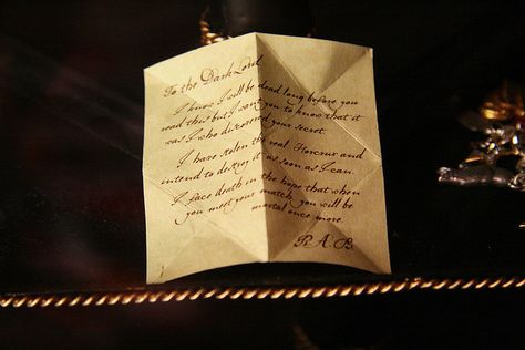 Horcrux note by moonfever0, via Flickr Regulus Note, Regulus Black Handwriting, Harry Potter Letter, Harry Potter Props, Light Film, Regulus Black, Harry Potter Marauders, Marauders Era, Mischief Managed