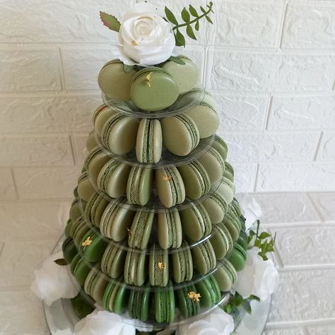 Uma torre de macarons verde musgo com folha de ouro e delicadas rosas brancas, simbolizando um amor puro e eterno. O verde musgo representa a estabilidade e a harmonia, a folha de ouro simboliza força e longevidade, enquanto as rosas brancas trazem pureza e sinceridade. Que vossa união seja tão doce e bela quanto esta criação sublime. Surpreenda seus convidados com elegância e sabor! Encomende agora uma deslumbrante torre de macarons pelo WhatsApp, link na bio. . . . #cursodemacarons #mento... Macaroon Tower, Wedding Buffet Food, Wedding Macarons, Wedding Buffet, Buffet Food, Macarons, Tower, Green