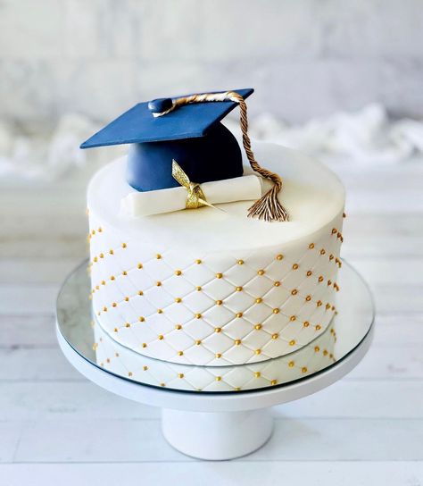 Navy Blue Graduation Cakes, Graduation Cake Blue And White, Blue And Yellow Graduation Cake, Graduation Cake Blue And Gold, Royal Blue Graduation Cake, Blue Graduation Cakes, Blue And Gold Graduation Cake, Cake Ideas Diy, Graduation Cake Ideas