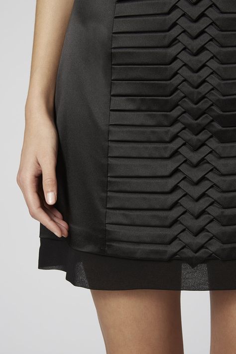 il mio stile | LIFE Origami Pattern Fashion, Pleats And Tucks, Sewing Origami, Origami Skirt, Simple Origami, Origami Fashion, Fabric Origami, Creative Sewing, Black Pleated Skirt