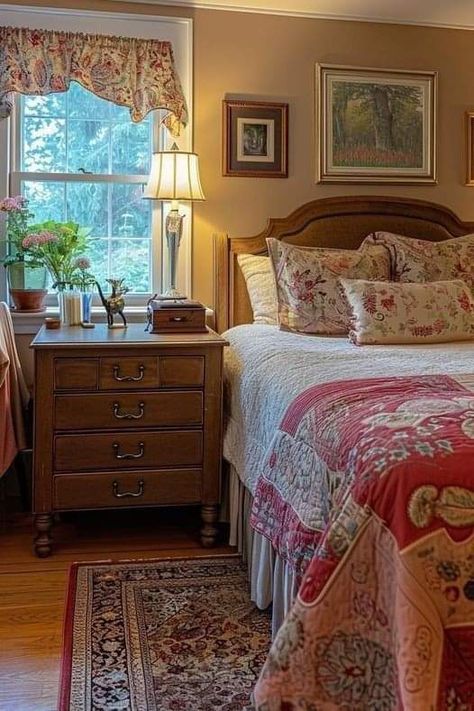 Colorful Vintage Bedroom, Granny Bedroom, Bedroom Ideas Cheap, Cosy Places, English Homes, Cottage Aesthetic, Dorm Inspo, Cottage Bedroom, Grandma Core