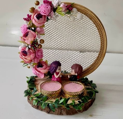 Engagement Dish Decoration, Ring Plater For Engagement, Engagement Ring Platter Trays Indian Weddings, Chhab Decoration Idea, Diy Engagement Decorations, Diy Wedding Ring, Engagement Ring Platter, Anniversary Crafts, Wedding Gift Hampers