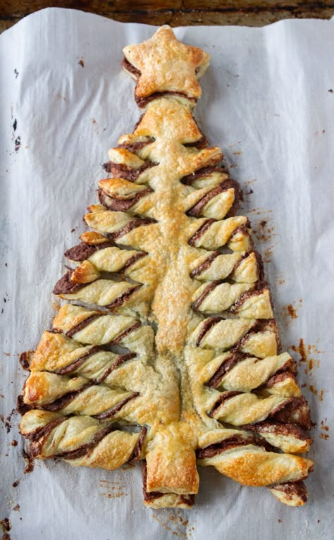 NUTELLA PUFF PASTRY CHRISTMAS TREE - Julies Apron Nutella Christmas Tree, Nutella Christmas, Christmas Tree Baking, Philo Dough, Nutella Puff Pastry, Christmas Tree Desserts, Phyllo Dough Recipes, Christmas Tree Food, Christmas Pastries