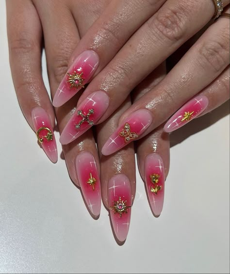 Pink Aura Acrylic Nails, Almond Nails Airbrush, Nails Jewels Design, Gold Charms Nails, Stiletto Aura Nails, Pink Aura Nails Almond, Pink Gold Nails Design, Aura Nails With Charms, Pink Nails Charms