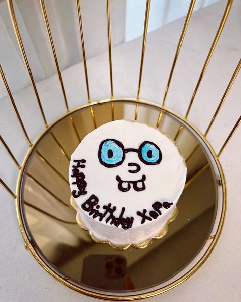 Cute glasses face mini cake Mini Cake For Best Friend, Cake For Best Friend, Face With Glasses, Cake Cute, Cute Glasses, Mini Cake, Mini Cakes, Best Friend, Sugar Cookie