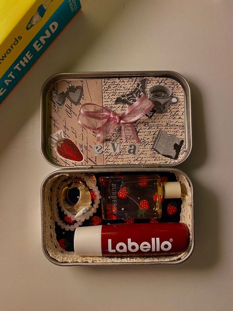 Money Box Aesthetic, Trinket Box Gift, Mint Box Aesthetic, Strawberry Box Diy, Small Box Craft Ideas, Strawberry Altoids, Homemade Christmas Gifts Aesthetic, Altoid Tin Ideas Aesthetic, Mini Tin Crafts