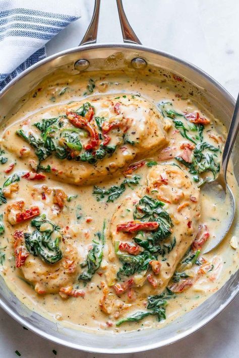 Chicken with Spinach in Creamy Parmesan Sauce - An easy one-pan dish that will wow the entire family for dinner! Chicken With Spinach, Creamy Parmesan Sauce, Parmesan Sauce, Creamy Parmesan, Makanan Diet, Health Dinner, India Food, Diet Vegetarian, Health Dinner Recipes