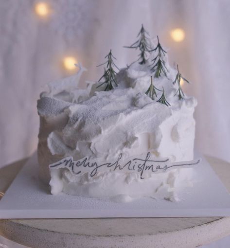 December Cakes Birthday, Christmas Village Cake, Decorated Christmas Cakes, Christmas Cake Design, Snow Cake, Winter Cakes, Charlotte Cake, Christmas Cake Designs, Beautiful Cake Designs