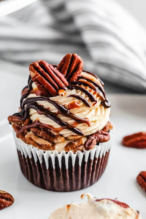 These Turtle Chocolate Cupcakes feature a moist and fudgy chocolate cupcake that’s filled with pecan caramel sauce and topped with the most heavenly caramel cream cheese frosting! Multiple easy recipes come together to create cupcake perfection! | queensleeappetit.com #cupcakes #creamcheesefrosting #chocolatecupcakes Turtle Chocolate Cupcakes, Cupcakes With Cookies On Top, Chocolate Pecan Cupcakes, Cupcakes Different Flavors, New Cupcake Ideas, Cupcakes With Toppings, Gourmet Treats To Sell, Fall Chocolate Cupcakes, Unique Pound Cake Recipes